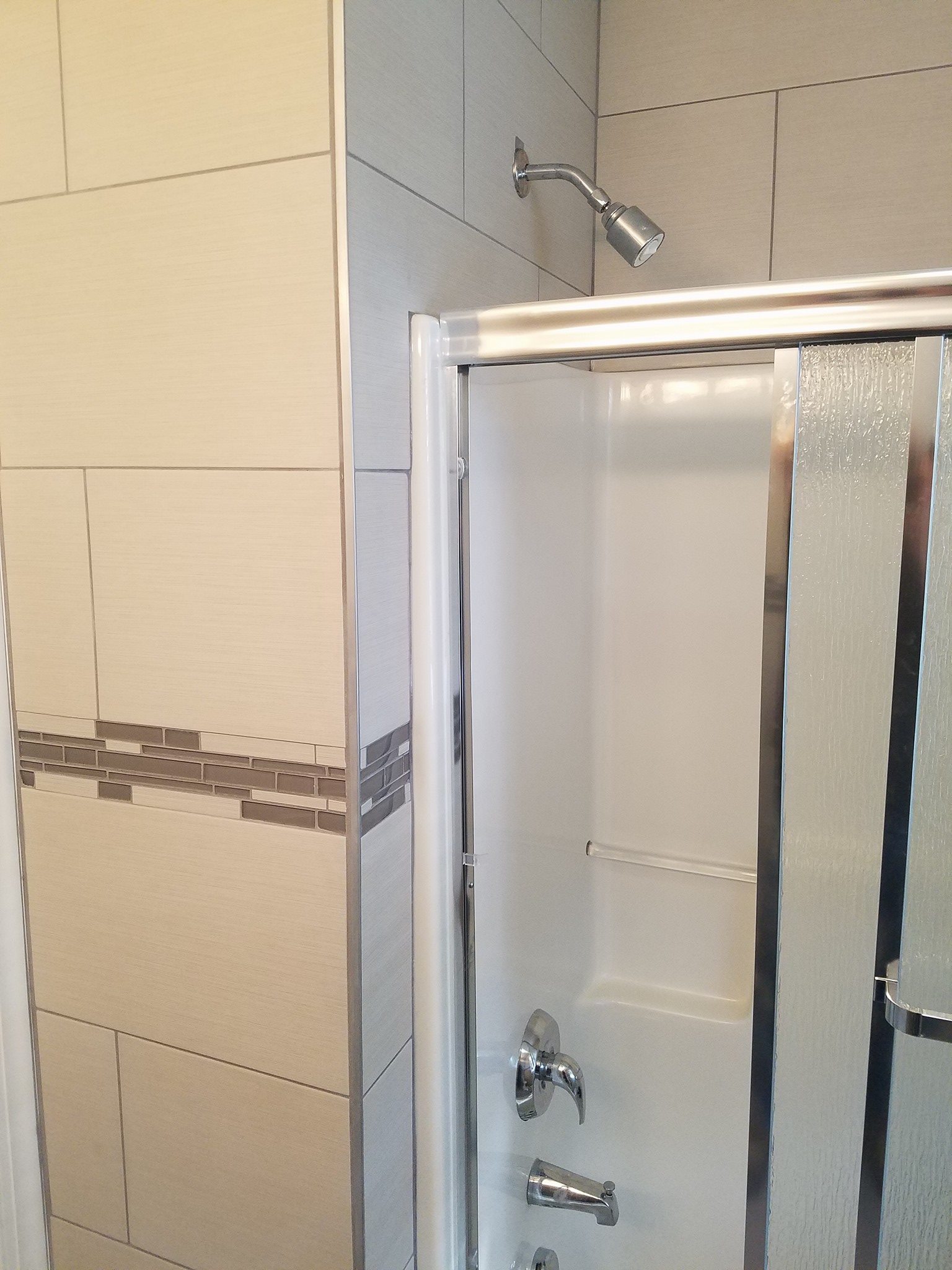 Bathroom ceramic tiles